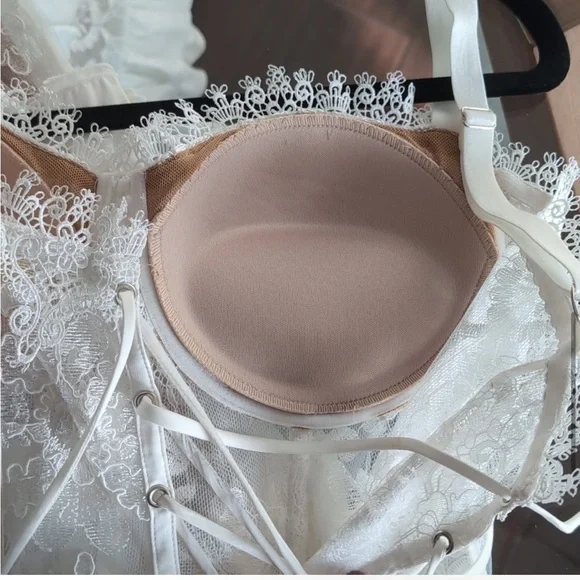 V. Chapman White Lace Gown - Picture 3 of 13